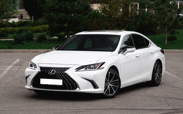 Lexus ES250 - image 1