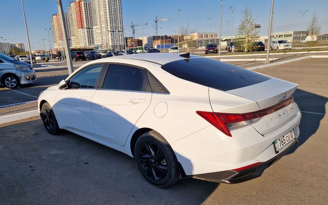 HYUNDAI ELANTRA - image 2