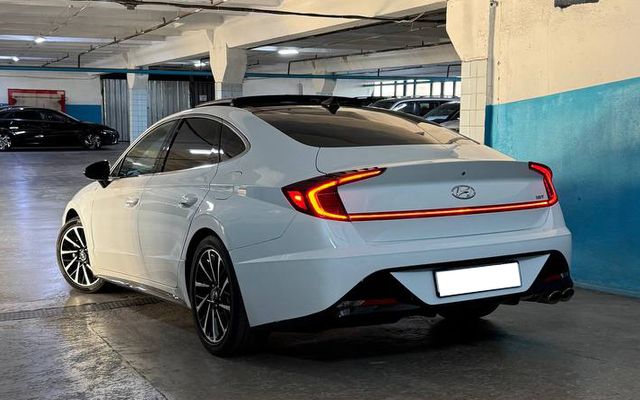 Hyundai Sonata - image 2