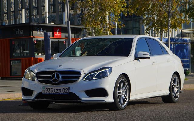 Mercedes-Benz E200 - image 1