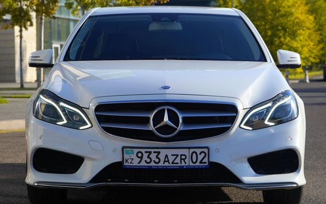 Mercedes-Benz E200 - image 2
