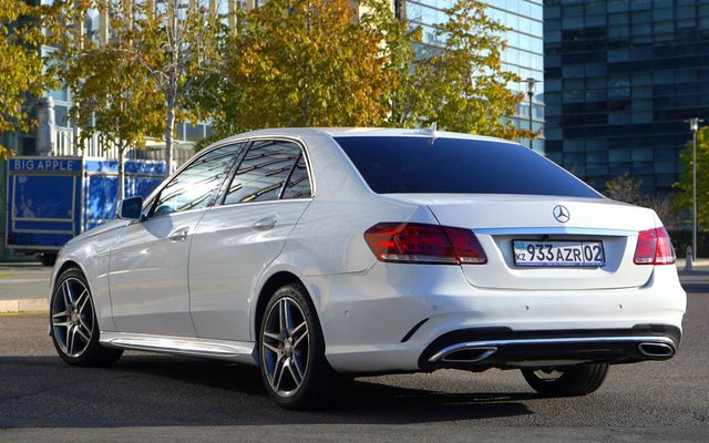 Mercedes-Benz E200 - image 4