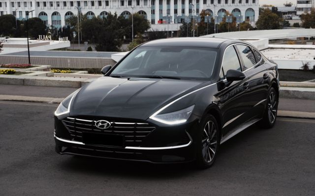 Hyundai Sonata - image 1