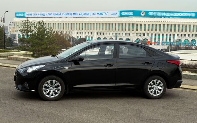 Hyundai Accent - image 2