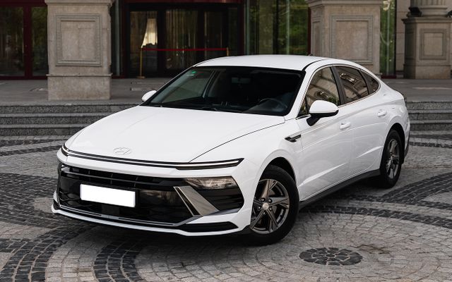 Hyundai Sonata - image 1