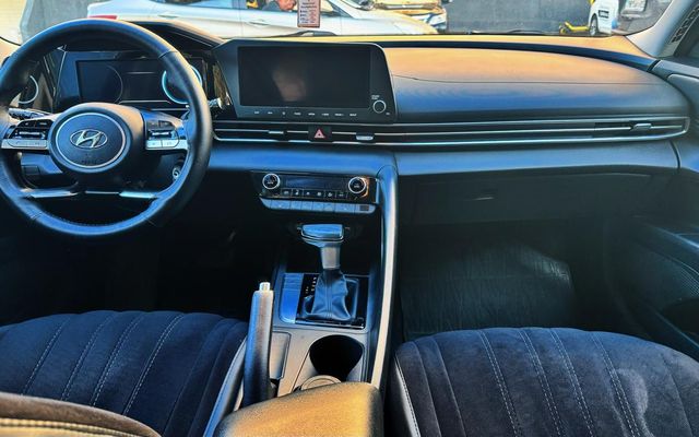 Hyundai Elantra - image 4
