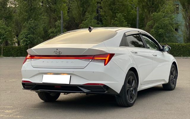 Hyundai Elantra - image 2