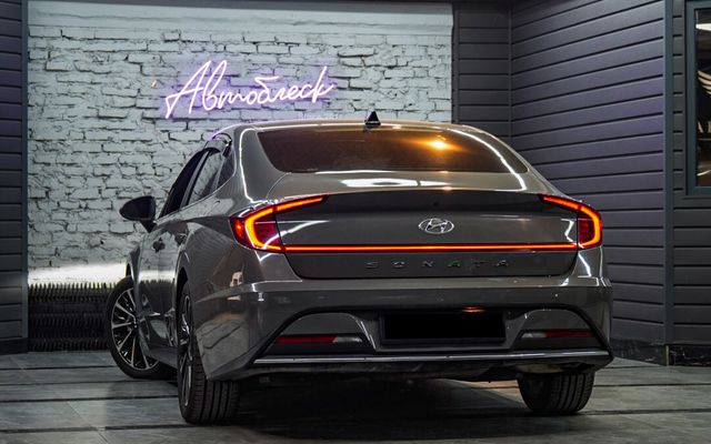 Hyundai Sonata - image 2
