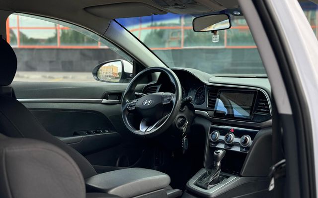 Hyndai Elantra - image 3