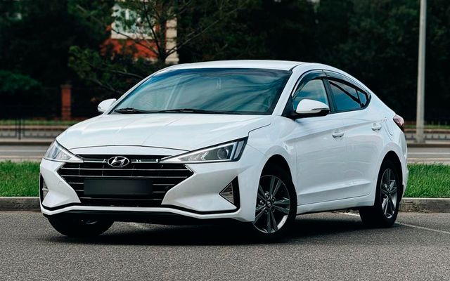 Hyndai Elantra - image 1