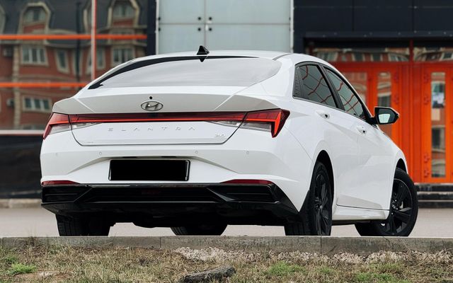 Hyundai Elantra - image 2