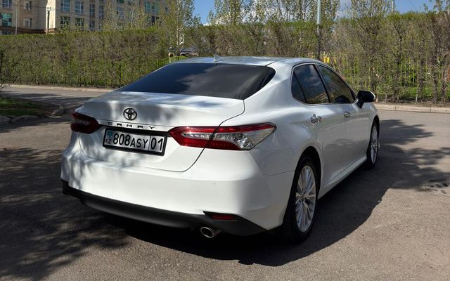 Toyota Camry - image 2