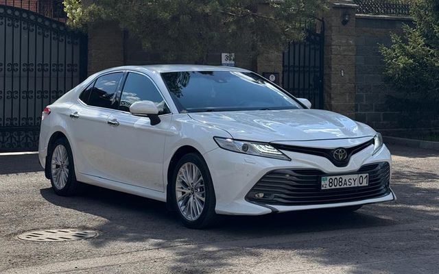 Toyota Camry - image 1