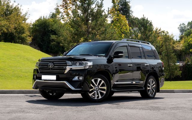 Toyota Land Cruiser 200 - image 1