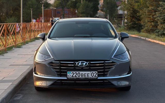 Hyundai Sonata - image 1