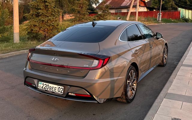 Hyundai Sonata - image 2