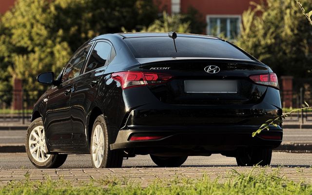 Hyundai Accent - image 2
