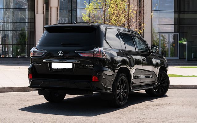 Lexus LX 570 - image 3