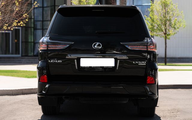 Lexus LX 570 - image 4