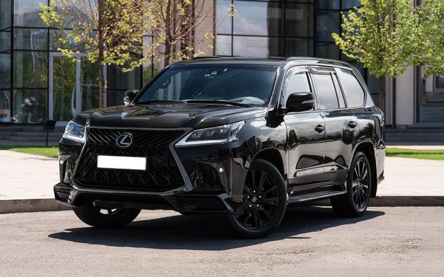 Lexus LX 570 - image 1