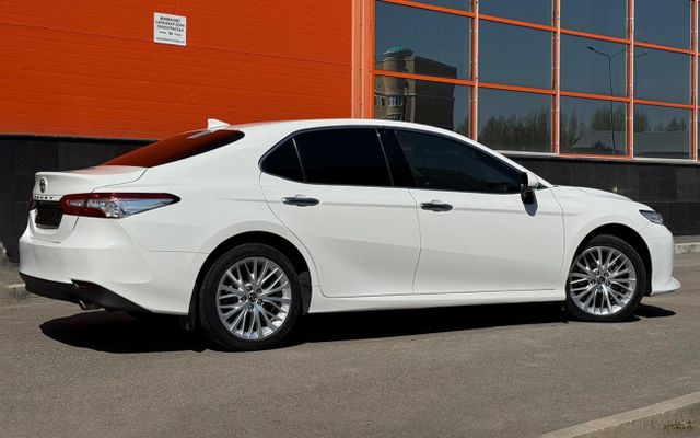 Toyota Camry - image 2