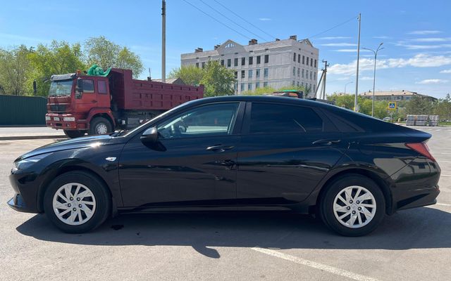 Hyundai Elantra - image 2