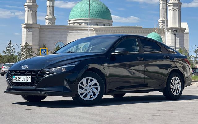 Hyundai Elantra - image 1