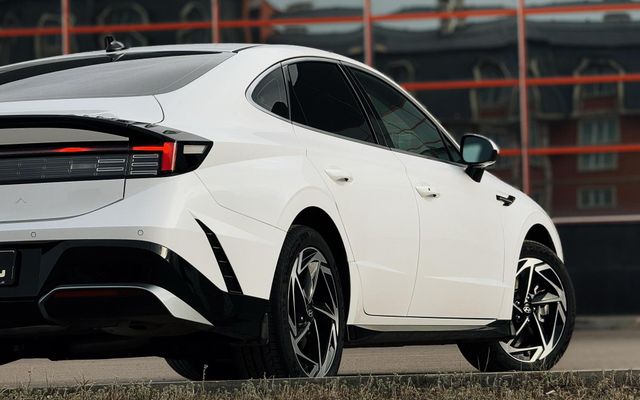 Hyundai Sonata - image 2