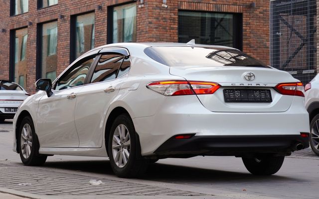 Toyota Camry 70 - image 4