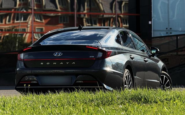 Hyundai Sonata - image 2