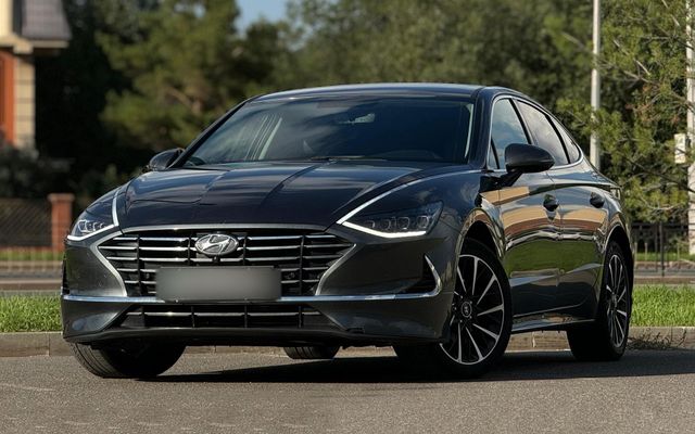 Hyundai Sonata - image 1