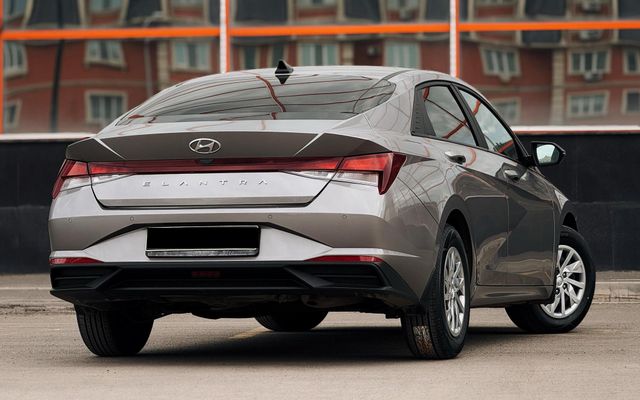Hyundai Elantra - image 2