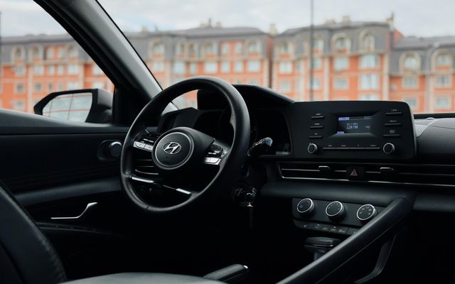 Hyundai Elantra - image 3