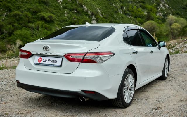 Toyota Camry - image 4
