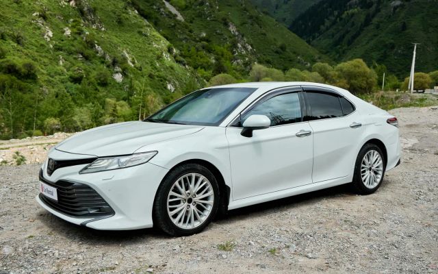 Toyota Camry - image 2