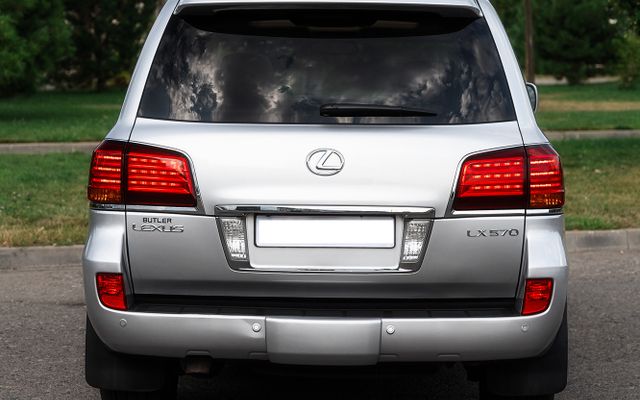 Lexus LX 570 - image 4