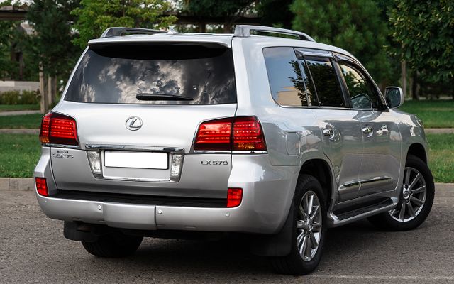 Lexus LX 570 - image 3