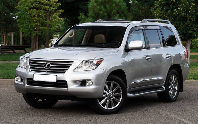 Lexus LX 570 - image 1