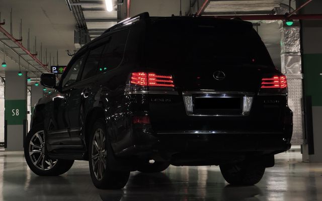 Lexus LX 570 - image 2