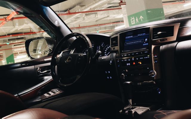 Lexus LX 570 - image 4