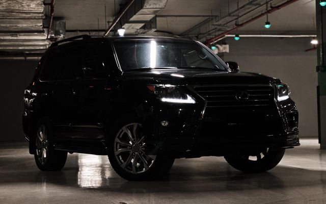 Lexus LX 570 - image 1
