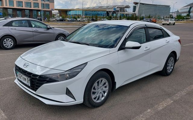 Hyundai Elantra - image 1