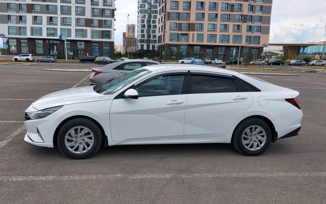 Hyundai Elantra - image 2