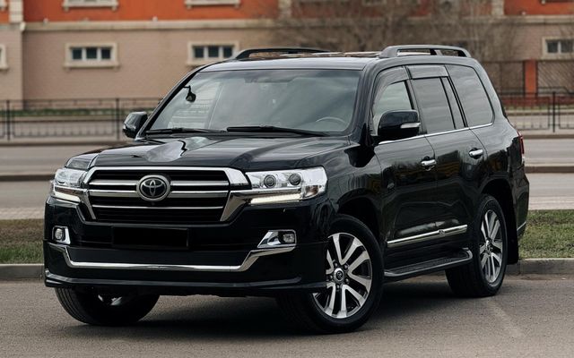 Toyota Land Cruiser 200 - image 1