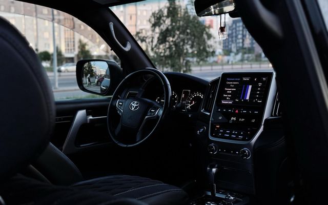 Toyota Land Cruiser 200 - image 3