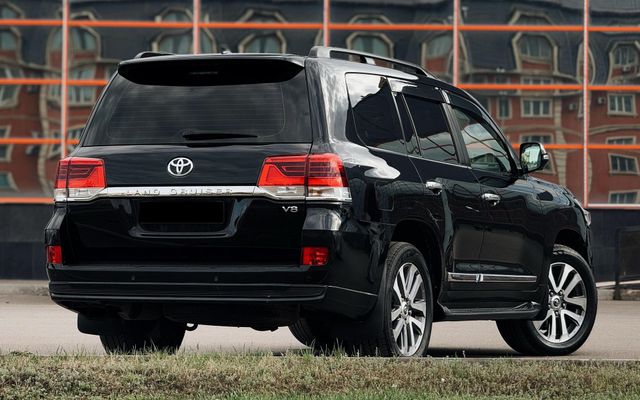 Toyota Land Cruiser 200 - image 2