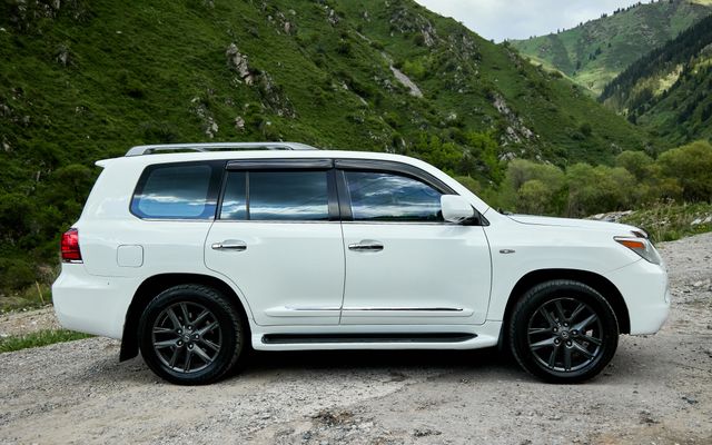 Lexus LX570 - image 2
