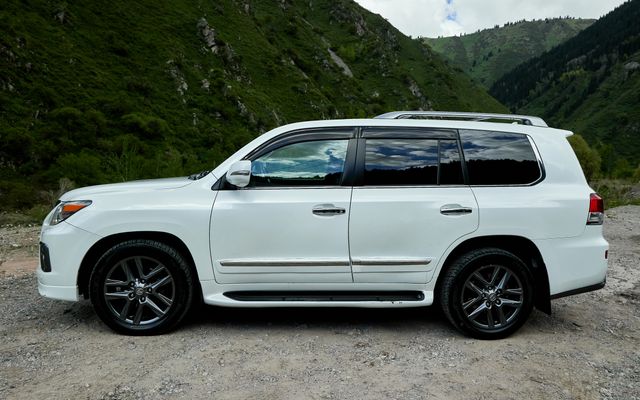 Lexus LX570 - image 2