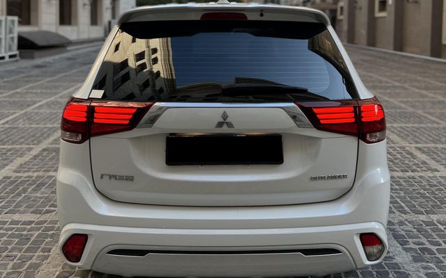 MITSUBISHI OUTLANDER - image 4