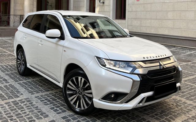 MITSUBISHI OUTLANDER - image 2
